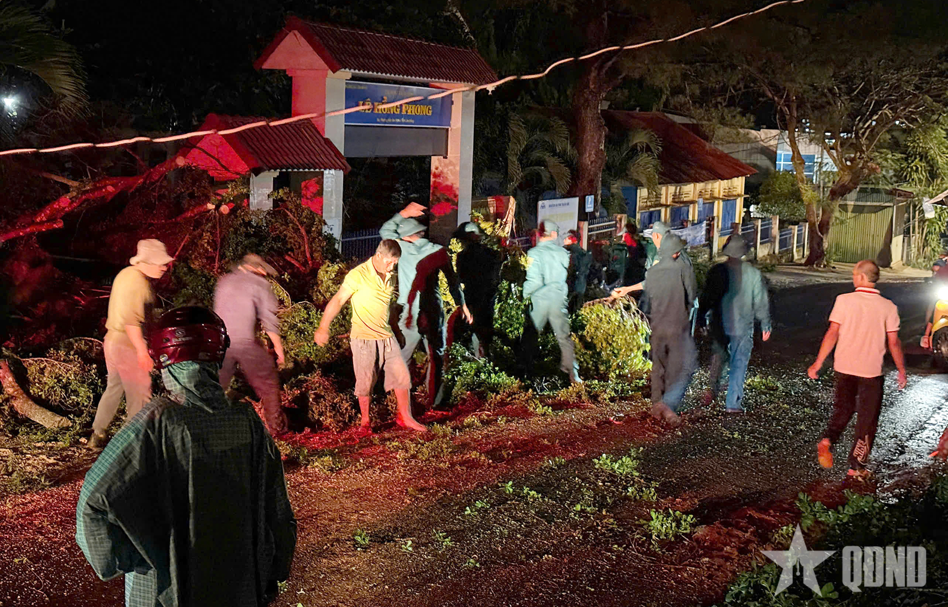 LLVT tỉnh Lâm Đồng giúp dân khắc phục hậu quả giông lốc